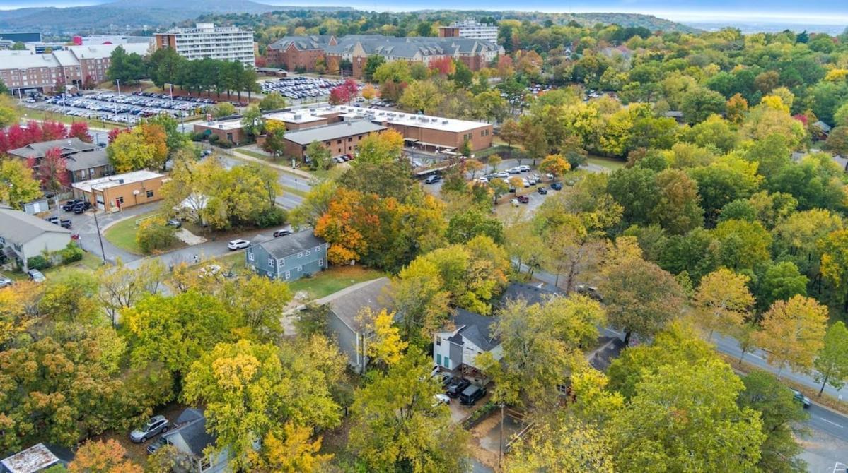 Little Red-Easy 1 2 Mi Walk To Uofa Campus Villa Fayetteville Esterno foto